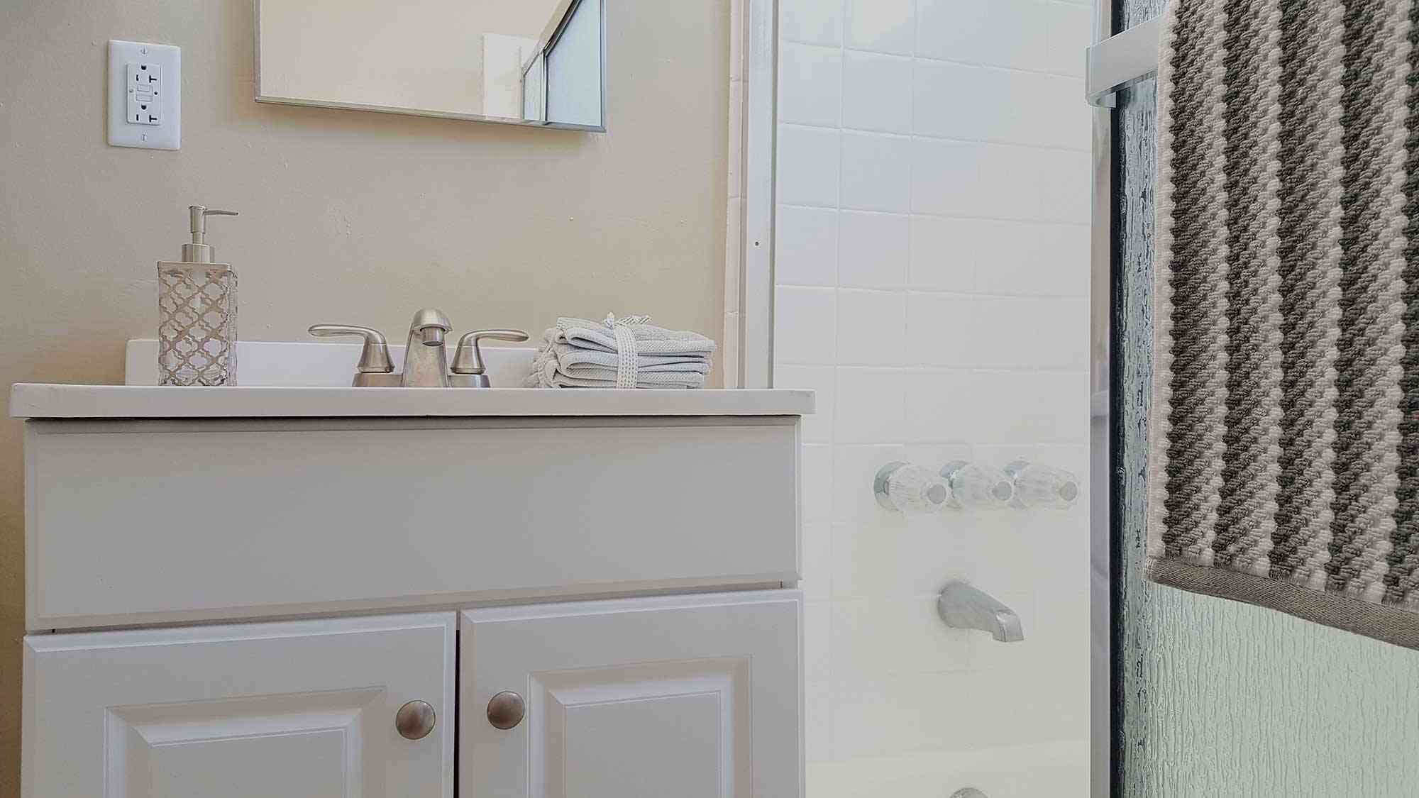 white shaker vanity with modern hardware